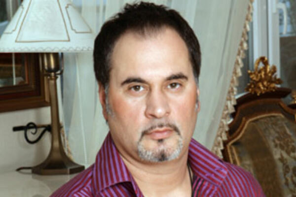 Восемь мужчин поют для наших читательниц!