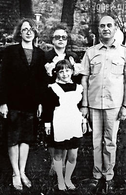 Яна Чурикова с мамой Аленой, бабушкой Ниной Яковлевной и дедушкой Вадимом Александровичем