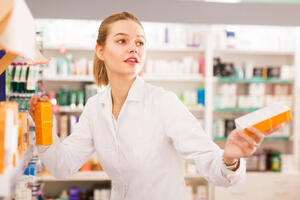 Аптекам могут разрешить продавать продукты, одежду и другие товары