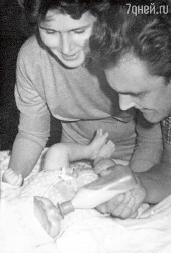 Счастливые родители Кира и Юрий Яковлевы нянчатся с новорожденной Аленой. 1961 год