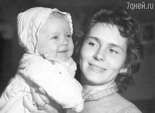 Алене Яковлевой годик. С мамой Кирой. 1962 год