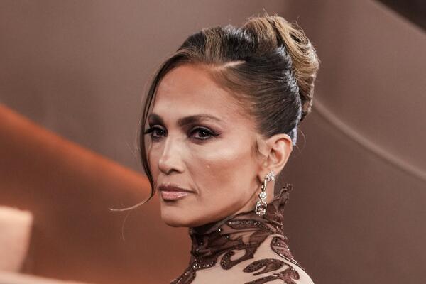 Лопес в «голом» платье потерпела провал на красной дорожке «Золотого Глобуса»