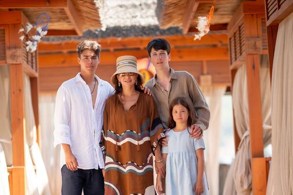 «С днем рождения меня»: растрепанная Климова отдыхает на курорте с молодым красавцем