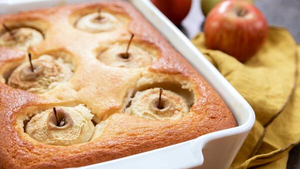 Творожный пирог с яблоками и изюмом: рецепт от Александра Бельковича
