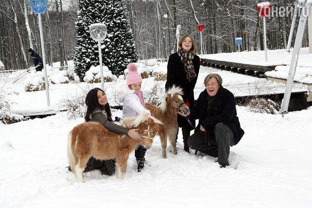 Екатерина и Александр Стриженовы с дочерьми Сашей и Настей