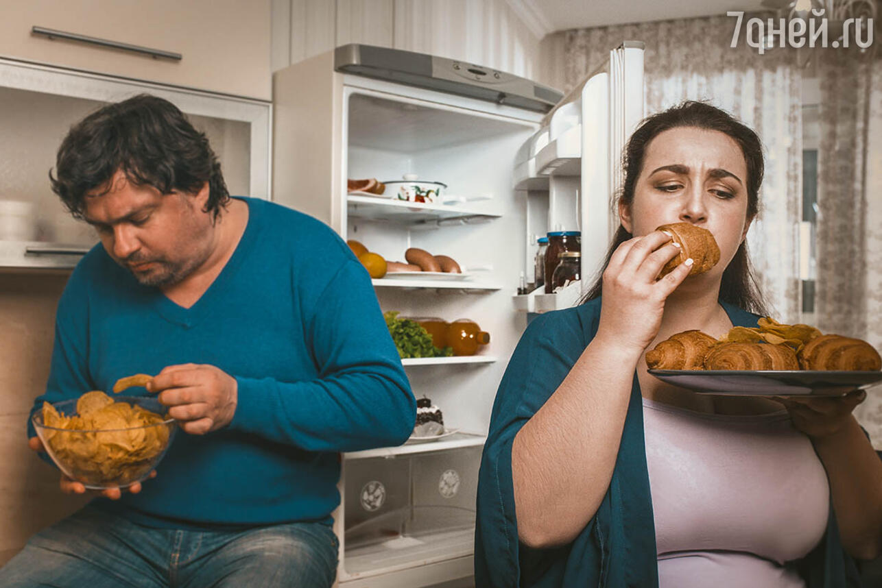Семья с лишним весом ест еду из холодильника