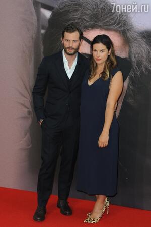 Джейми Дорнан с женой Амелией