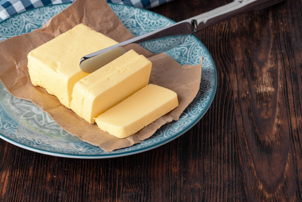 Не промахнитесь: 5 отличий настоящего сливочного масла от поддельного Не промахнитесь: 5 отличий настоящего сливочного масла от поддельного