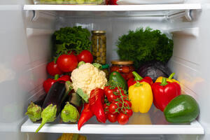 Назван копеечный способ борьбы с плесенью и запахом в холодильнике