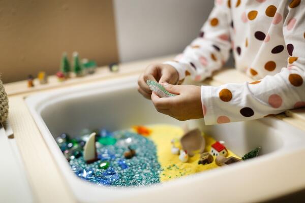 Сюжетные сенсорные коробки