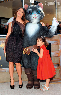Сальма Хайек с дочкой Валентиной Паломой на премьере фильма «Кот в сапогах». 2011 г.
