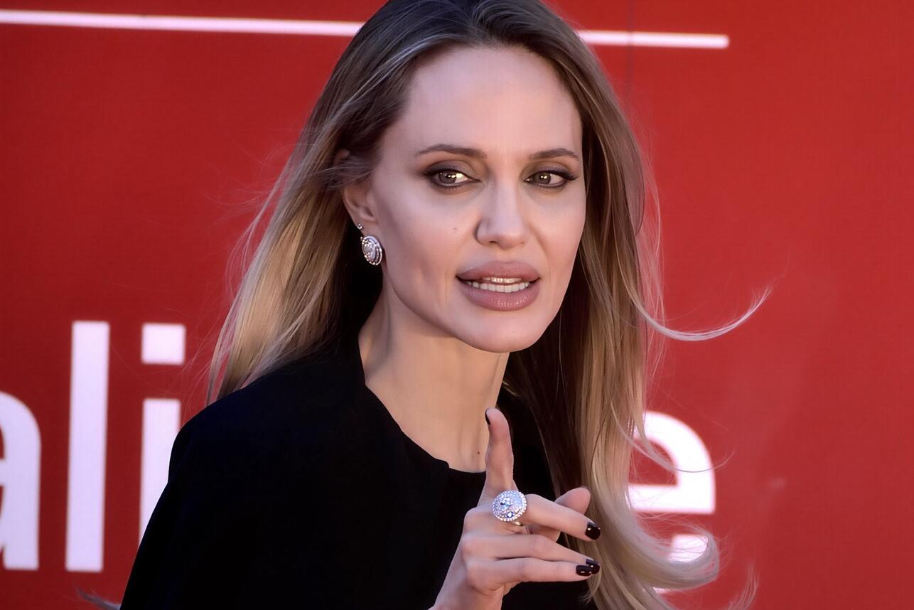 Анджелина Джоли