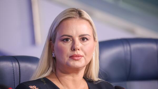 Анна Семенович уснула прямо в аэропорту, опоздав на концерт