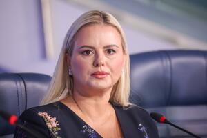 Анна Семенович уснула прямо в аэропорту, опоздав на концерт