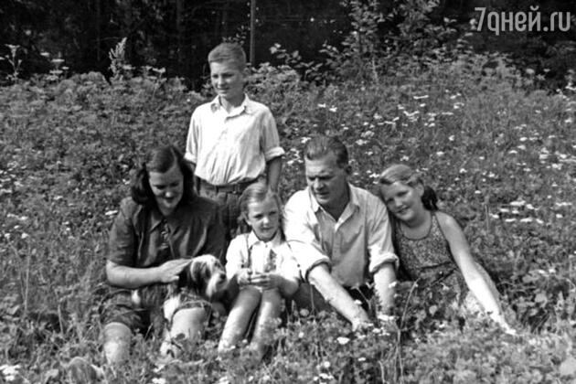 Михаил Державин с родителями и сестрами. 1950 г.