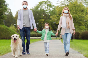 Названы ключевые правила защиты от коронавируса во время прогулок с детьми