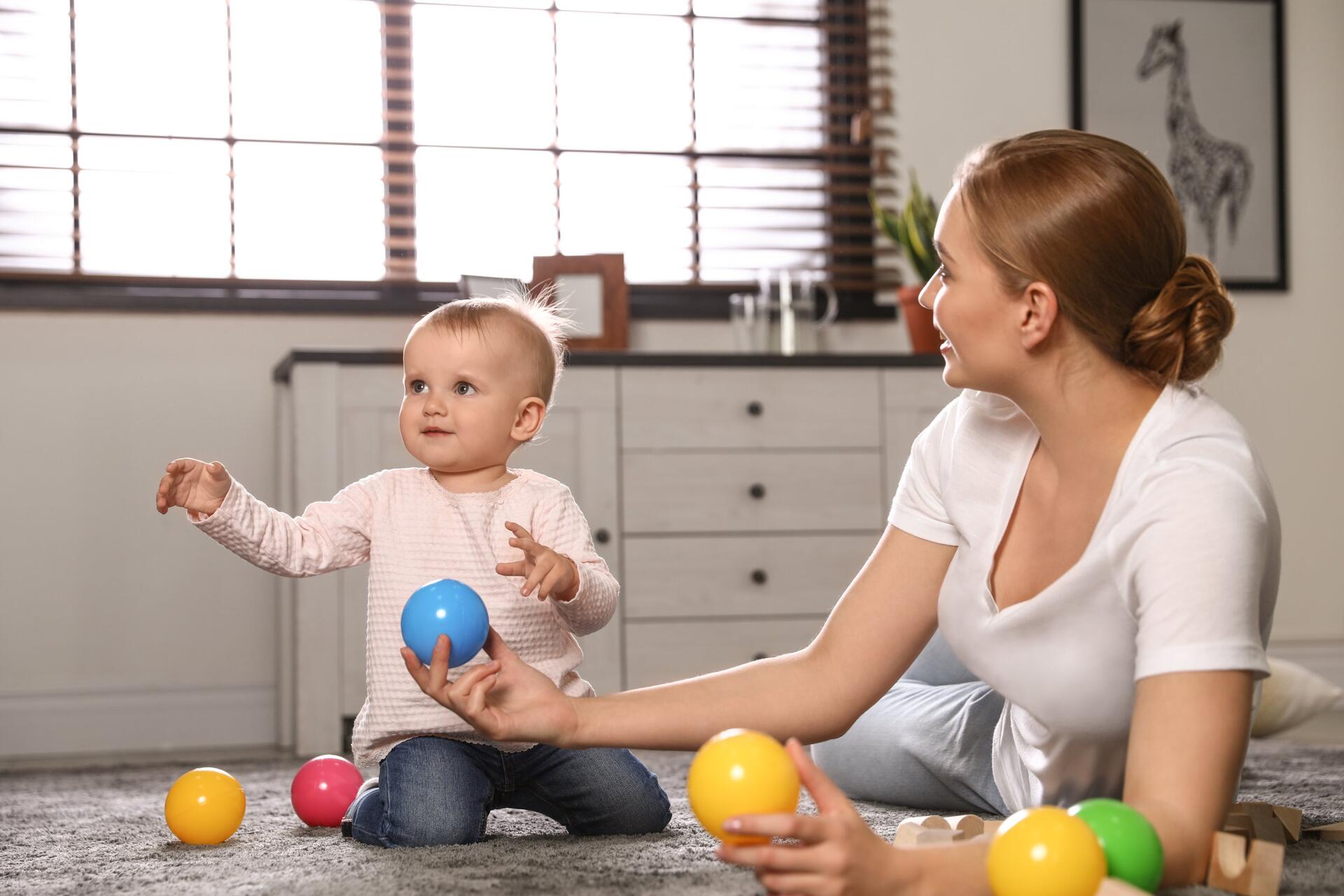 Развивающие игры с мячом и игрушками для малышей и детей 