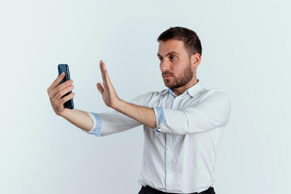 Под колпаком у Мюллера: как отключить прослушивание на телефоне