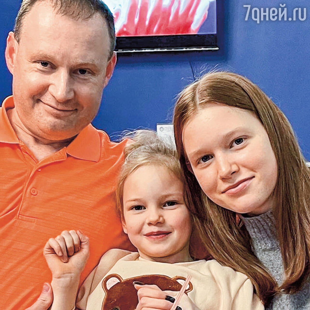 Андрей Караченцов с дочерьми Ольгой и Яниной. Фото