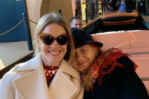 Наталья Водянова привезла 89-летнюю бабушку в Диснейленд