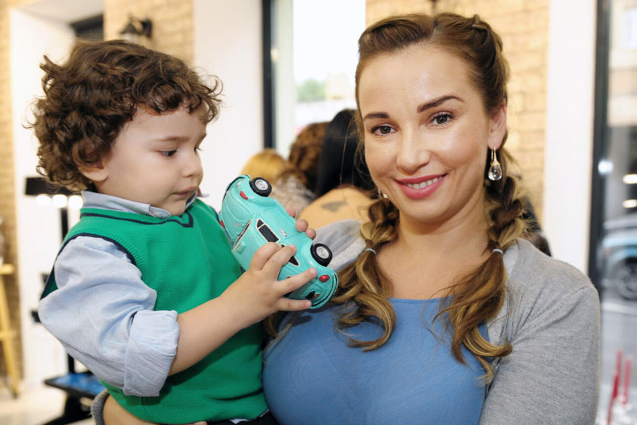 Илья жыныстық қатынаста Үлкен кеуделі әйелмен порно секс