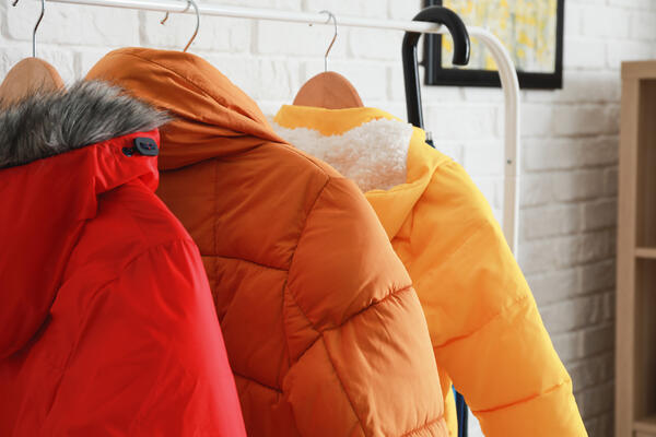 Как постирать куртку дома и не испортить ее — выверните наизнанку и не забудьте про полотенце