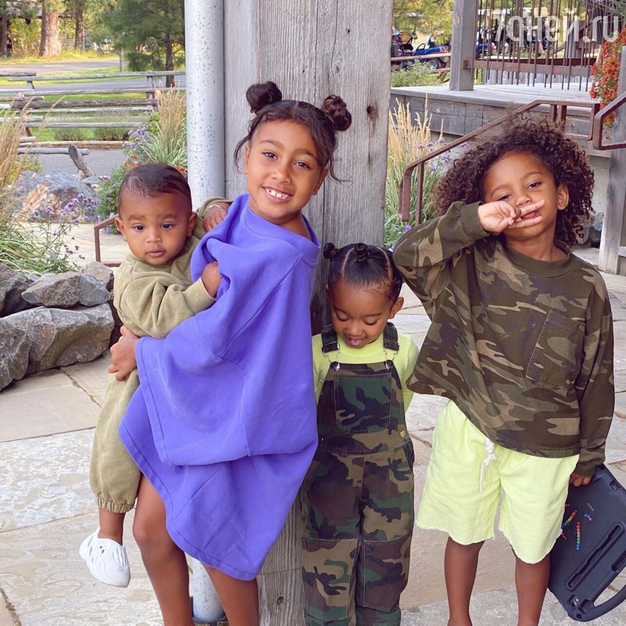 Все четверо детей Ким Кардашьян - фото