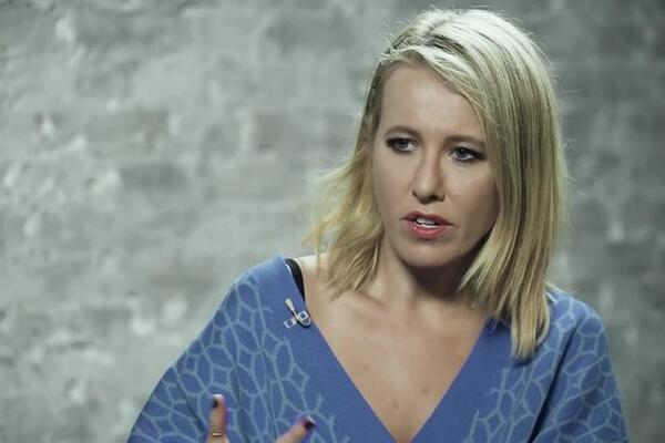 «Лечу поспешно с мамой»: Собчак отреагировала на панические новости о ее семье