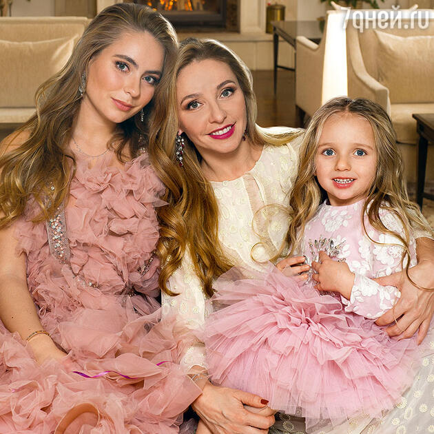 Татьяна Навка с дочерьми