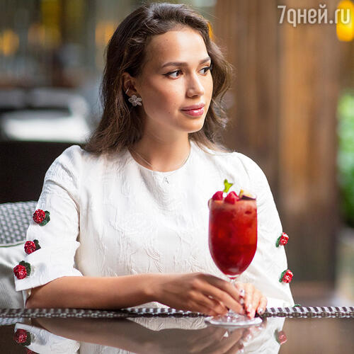 Платье Dolce &  Gabbana (tsum.ru), серьги и браслет Mercury из коллекции Miss Russia, кулон Mercury из коллекции Letters