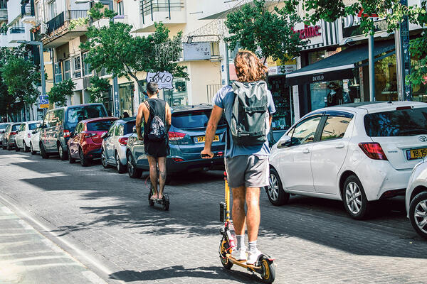 Самокатчики против пешеходов: кто победит в битве тротуаров