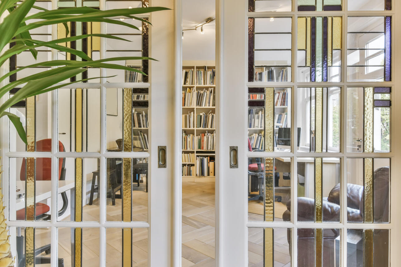 двери в интерьере, скрытые двери, двери без наличников, высокие двери, тренды дверей 2026, классические двери, двери до потолка, дизайн дверей, архитектура интерьера, современные двери