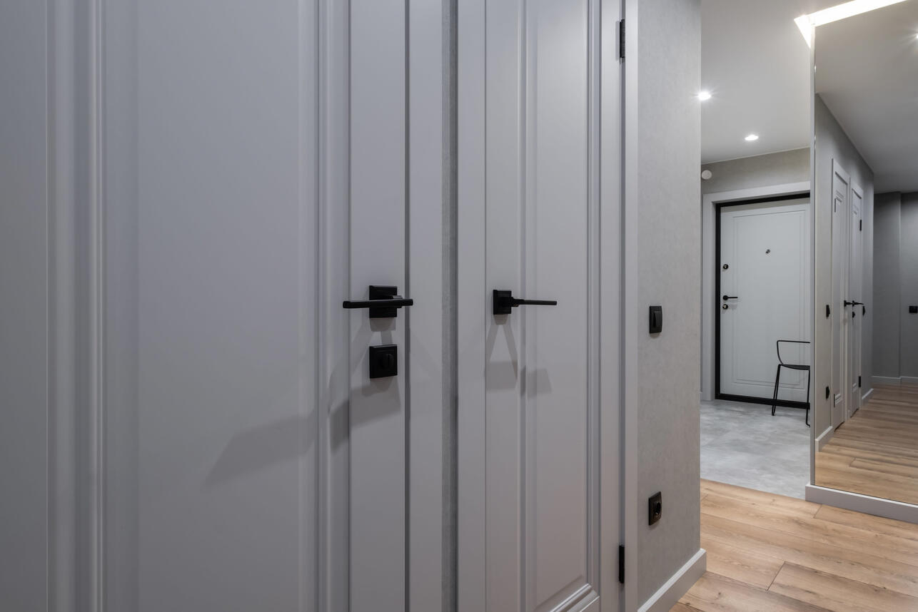 двери в интерьере, скрытые двери, двери без наличников, высокие двери, тренды дверей 2026, классические двери, двери до потолка, дизайн дверей, архитектура интерьера, современные двери