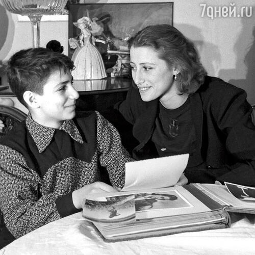 Майя Плисецкая с братом Азарием, который провел детские годы в лагере для родственников врагов народа. 1950 г.