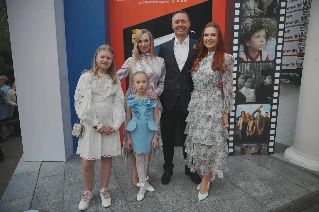 Глава Новороссийска Андрей Кравченко с семьей, Эвелина Блёданс. фото