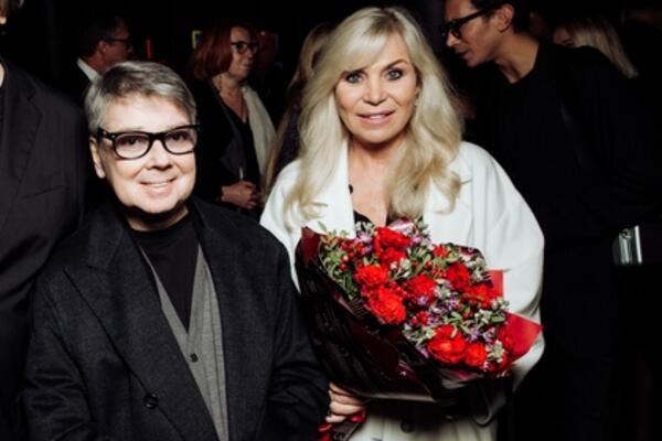 В темных очках, но с улыбкой: Юдашкин впервые за долгое время появился в телешоу