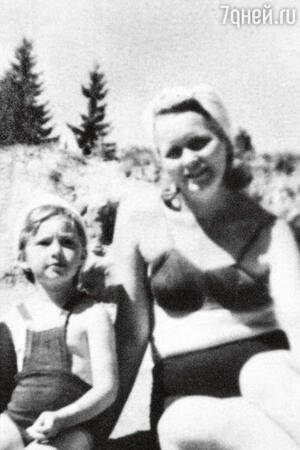 С мамой Марией Алексеевной. 1950 г.