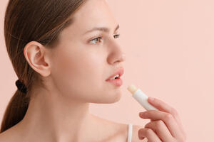 Усиливают сухость: каких добавок в гигиенических помадах стоит избегать