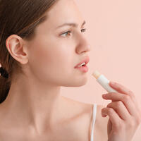 Усиливают сухость: каких добавок в гигиенических помадах стоит избегать