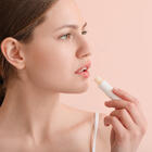 Усиливают сухость: каких добавок в гигиенических помадах стоит избегать