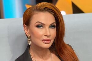 53-летняя Эвелина Блёданс похвасталась фигурой в крошечном бикини 53-летняя Эвелина Блёданс похвасталась фигурой в крошечном бикини