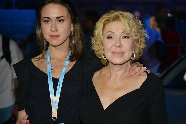 Острые скулы и шикарная улыбка: дочь Успенской вышла в свет после пластики