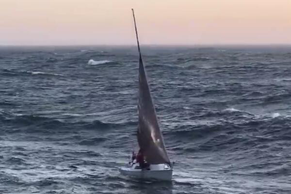 Океанская волна бросила парусник на пирс 