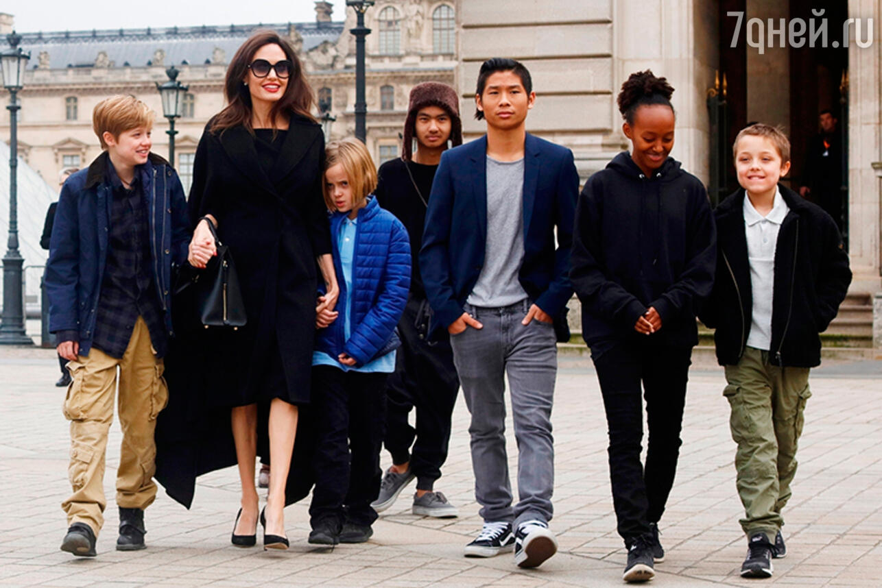 Анджелина Джоли  с детьми
