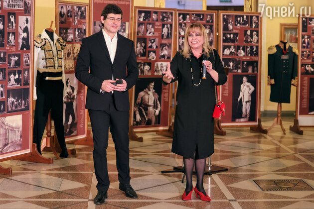 Ведущие церемонии Ольга Богданова и Артем Каминский.