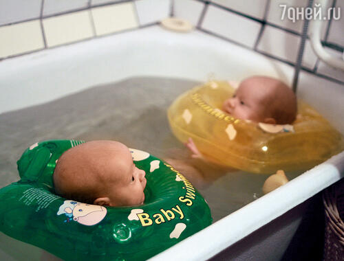 Я купала детей в чуть теплой воде, погрузив по уши