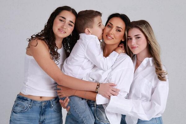 8-летний сын Алсу запел — исполнил хит вместе с мамой и известной артисткой