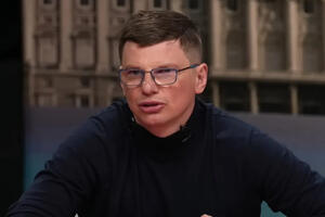РђСЂС€Р°РІРёРЅ РїРѕСЏРІРёР»СЃСЏ РЅР° РїСѓР±Р»РёРєРµ СЃ РјР°С‚РµСЂСЊСЋ РµРіРѕ РјР»Р°РґС€РµР№ РґРѕС‡РєРё вЂ” РёР·СЏС‰РЅР° Рё СЃРєСЂРѕРјРЅР°