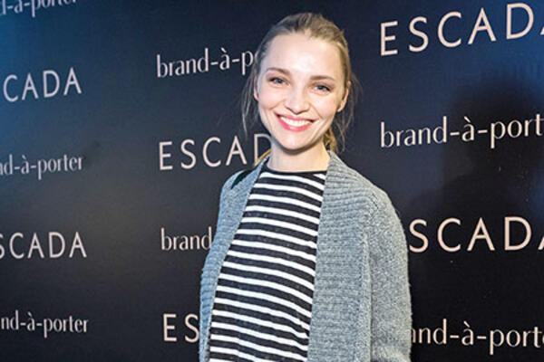  ,  ,         Escada 