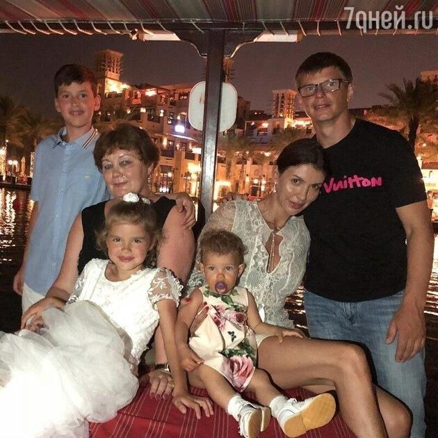Андей Аршавин с женой Алисой, мамой и детьми